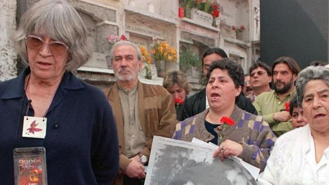 Joan Jara, a la izquierda, en un homenaje por los 25 años del asesinato de Víctor Jara.