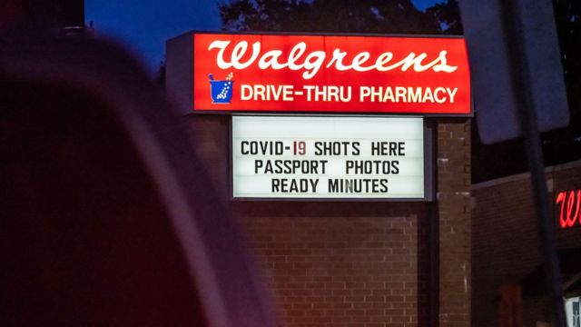 placa da rede Walgreens anuncia vacina contra covid