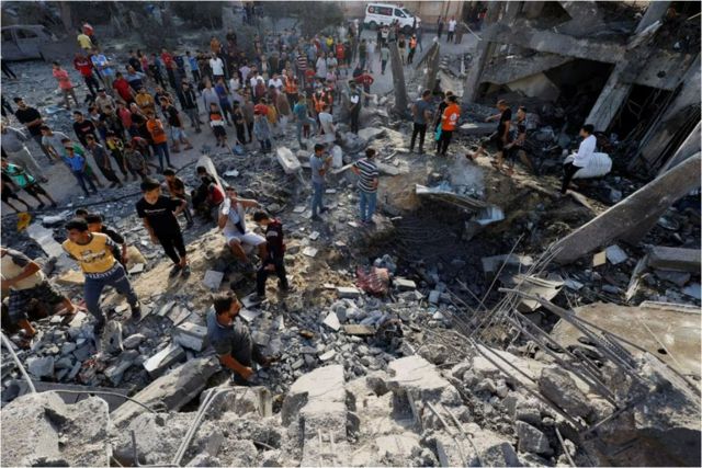Người Palestine tìm kiếm những người thương vong dưới đống đổ nát của một tòa nhà bị phá hủy bởi các cuộc tấn công của Israel ở Khan Younis, phía nam Dải Gaza, ngày 17 tháng 10 năm 2023