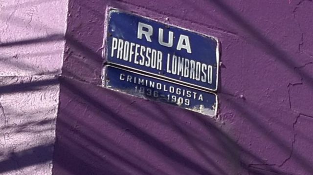 Placa na Rua Professor Cesare Lombroso