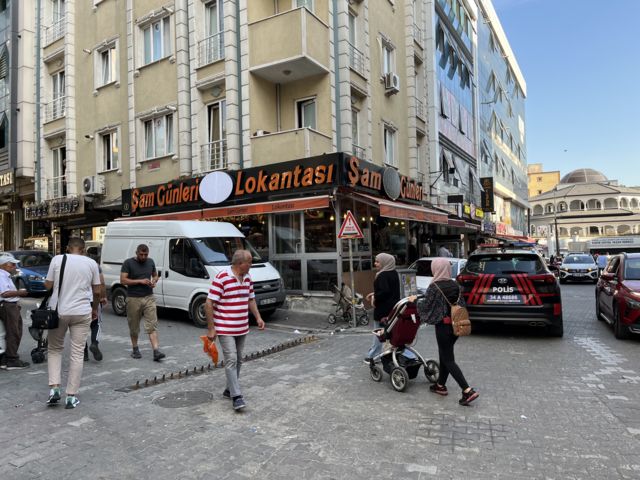 Esenyurt'ta Suriyelilerin dükkanlarının bulunduğu çarşı