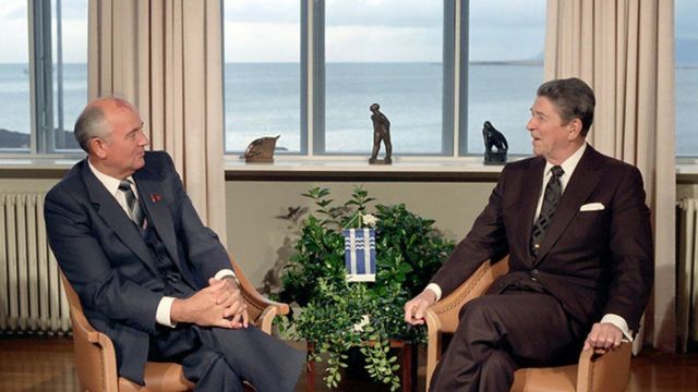 Soğuk Savaş döneminde SSCB Başkanı Mihail Gorbaçov ve ABD Başkanı Ronald Reagan