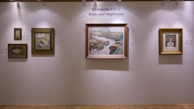 Sotheby’s: bên trái là ba tác phẩm của Mai Trung Thứ, ngoài cùng bên phải là “Vietnamese Lady” của Lê Phổ