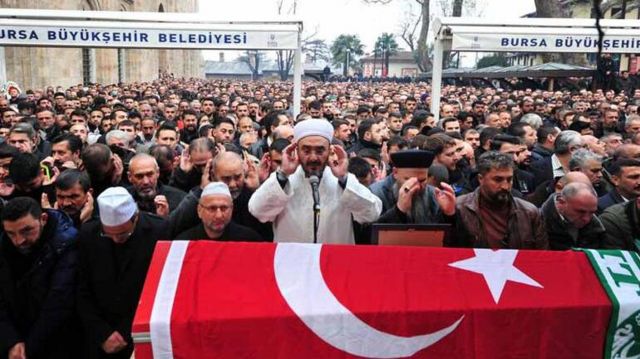 Ateş'in cenaze töreni Bursa Ulu Cami’nde yapıldı. DHA’nın aktardığına göre, cenaze törenine yaklaşık on bin kişi katıldı.