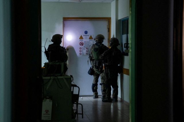 Soldados recorren el hospital de Gaza.