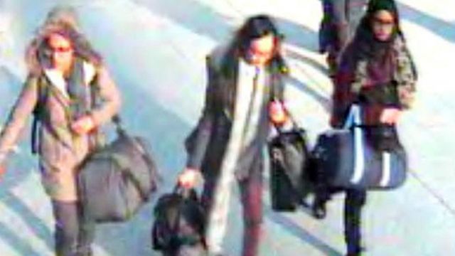 2015年,沙米玛·贝古姆(右)和两个女同学一起在机场