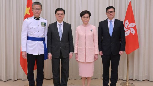 从左至右：香港特区警务处处长萧泽颐、政务司司长李家超、行政长官林郑月娥与保安局局长邓炳强在宣誓就职仪式后合照（25/6/2021）