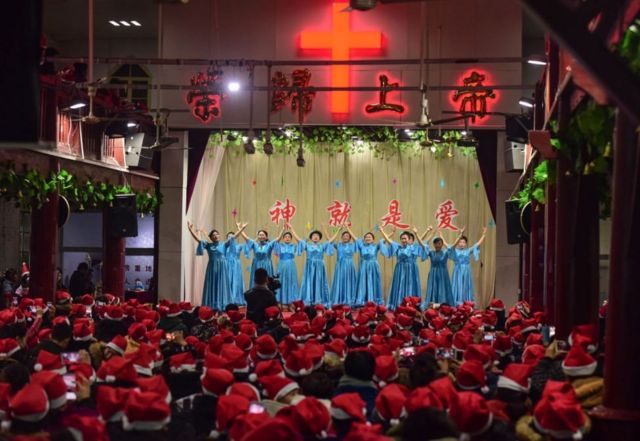 Праздничный концерт в городе Фуян в провинции Аньхой на востоке Китая