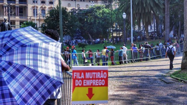 Fila de mutirão do emprego em São Paulo em setembro de 2019