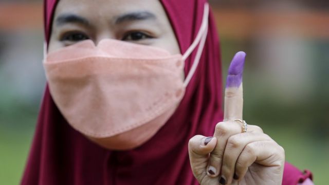 Rakyat Malaysia menyalurkan suara dalam pemilihan umum yang dipercepat - BBC News Indonesia