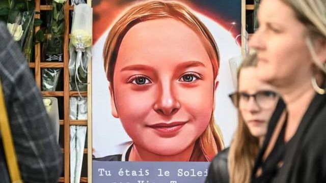 كيف تحولت جريمة قتل طفلة على يد مهاجرة إلى حملة ضد المهاجرين؟ - BBC News عربي 1 أعدت القرية سجلاً كي يقدم المشاركون في التشييع تعازيهم بمقتل الطفلة لولا