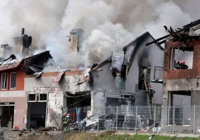 房屋被炮火击中，消防员救火
