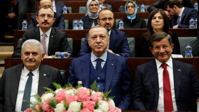 Türkiye Cumhuriyeti'nin son üç başbakanı, Recep Tayyip Erdoğan, Ahmet Davutoğlu ve Binali Yıldırım. Erdoğan cumhurbaşkanlığı döneminde dört yılda iki farklı başbakanla çalıştı