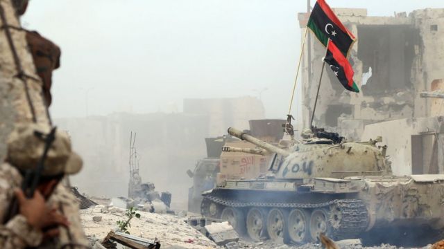Il aurait tiré sur des civils ou des combattants blessés ou ordonné leur exécution.