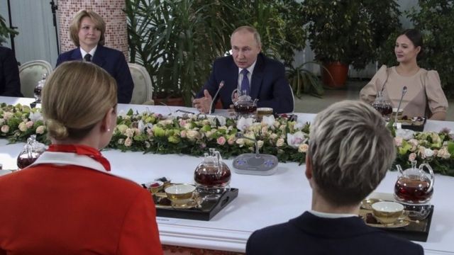 アエロフロート訓練施設で女性乗務員と歓談するプーチン大統領