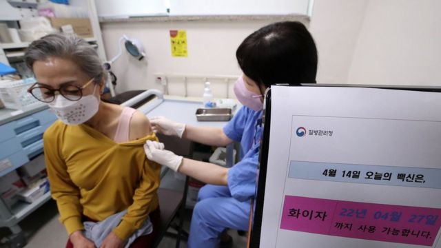 Um cidadão recebe a quarta dose da vacina COVID-19 no Hospital do Sagrado Coração em Jinju, Unpyeong-gu, Seul, no dia 14.