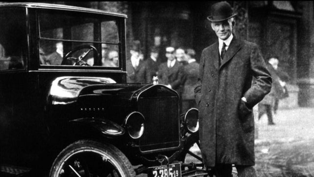 Henry Ford posando con su Modelo T, foto de archivo