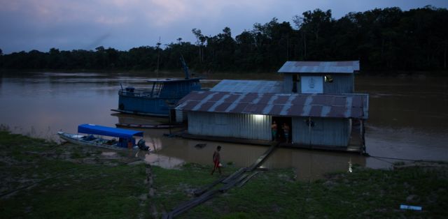 Base flutuante de fiscalização da Funai na confluência dos rios Ituí-Itaquaí, no Amazonas