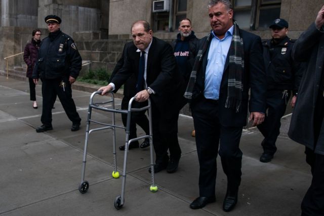 Weinstein usando um andador ao sair de tribunal