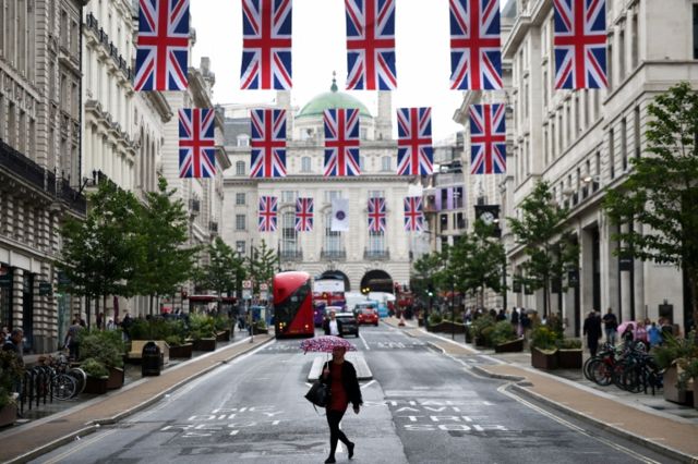Jalan-jalan London dihiasi dengan bendera Inggris.