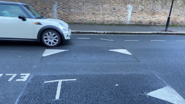 Reduções de velocidade "inteligentes" em uma rua do leste de Londres.