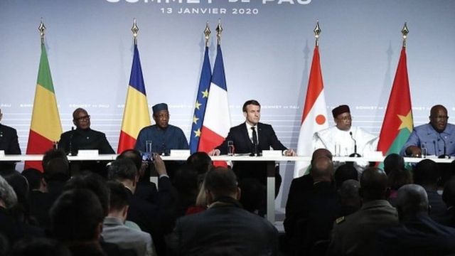 Emmanuel Macron et ses homologues africains, Mahamadou Issoufou (Niger) ,Idriss Déby (Tchad), Roch Marc Christian Kaboré (Burkina), Ibrahim Boubacar Keïta (Mali) et Mohamed Ould Cheikh El Ghazouani (Mauritanie) à Pau.