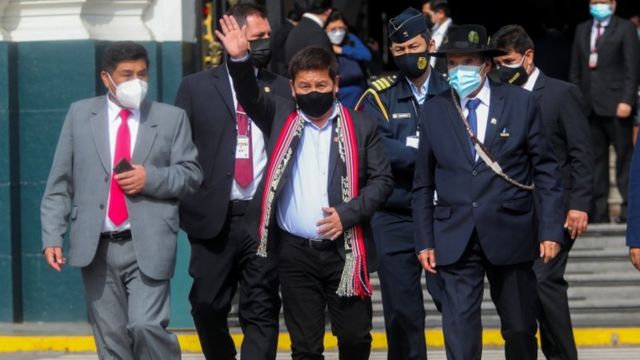Guido Bellido, rodeado por otros hombres, abandona el Congreso en Lima.