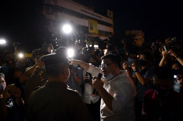 นายพริษฐ์ ชิวารักษ์ เผชิญหน้ากับตำรวจ