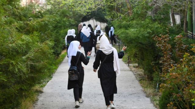 Jóvenes llegan a una escuela en Kabul el 23 de marzo de 2022.