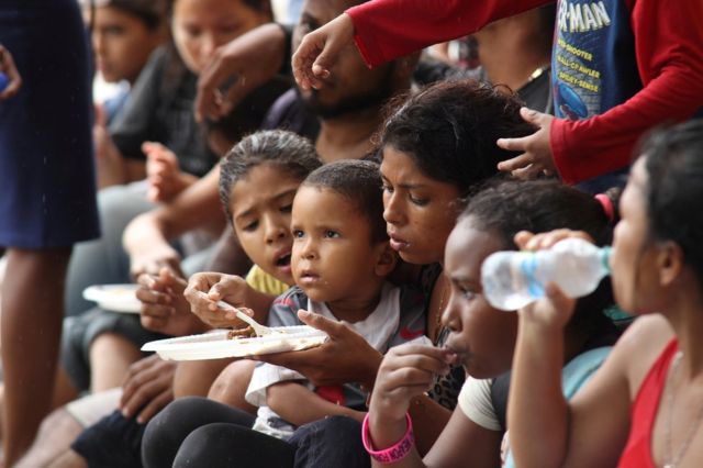 Los venezolanos deportados que volvieron a Trinidad y Tobago a su llegada a Los Iros.