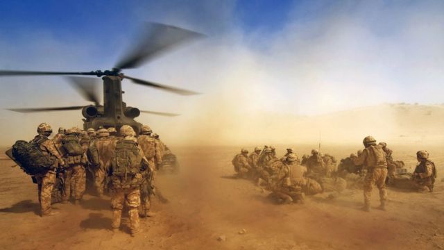 一架英国皇家空军直升机在阿富汗等待。(photo:BBC)