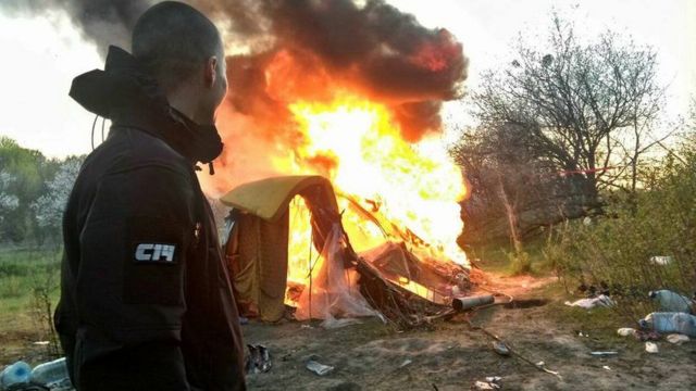 О сожжении палаток в поселении ромов 21 апреля сообщили представители националистической организации С14