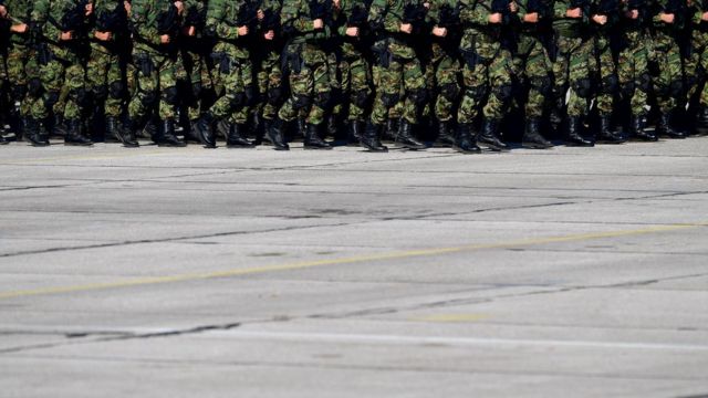 Srspki vojnici marširaju na aerodromu u Batajnici 2017. godine