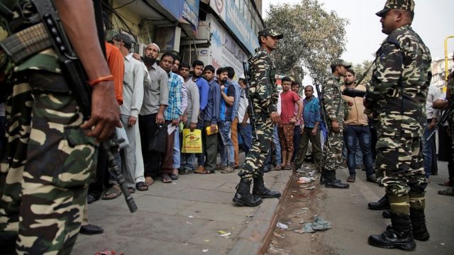 500 और 1000 के नोट पर लगी पाबंदी के बाद बैंकों के बाहर लगी लंबी कतारें