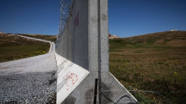 Un muro fronterizo en la frontera Turquía-Irán, 10 de julio, Caldiran, Turquía