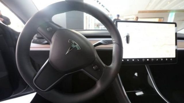 Model 3 වර්ගයේ මෝටර් රථවල ස්ව-පැදවුම් පාලකය වෙනස් කර තිබේ