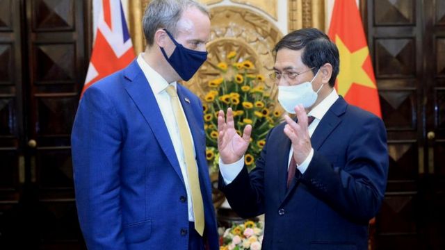 Bộ trưởng Ngoại giao Bùi Thanh Sơn và Ngoại trưởng Anh Dominic Raab.