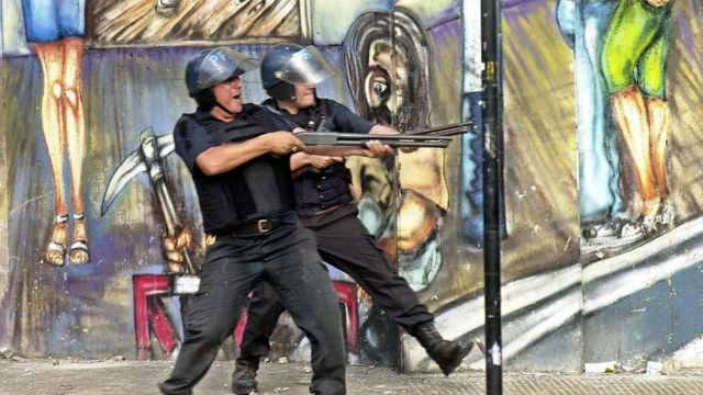 Policías disparan a manifestantes el 20 de diciembre de 2001 en las inmediaciones de Plaza de Mayo.