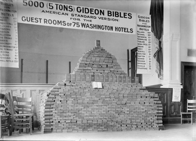 Cinco mil bíblias a serem distribuídas para quartos de 75 hotéis em Washington, nos EUA, em 1913