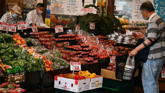슈퍼마켓 공급망은 포장된 농산물 판매에 최적화되어 있어서 플라스틱 사용을 중단하려면 완전한 체질 개선이 필요하다