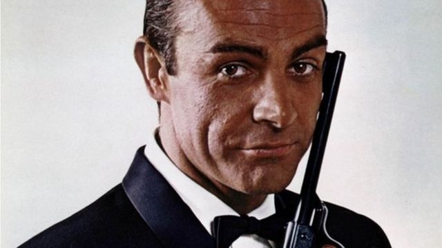 Sean Connery como James Bond.