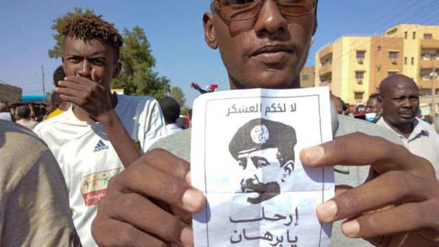 متظاهرون مناوئون للحكم العسكري في السودان