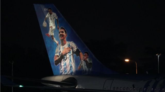 Avión de Aerolíneas Argentinas con la foto de Messi y otros jugadores en la cola