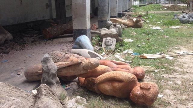সকালে এসে দেখা যায় ছড়িয়ে পড়ে আছে ভাস্কর্যগুলো