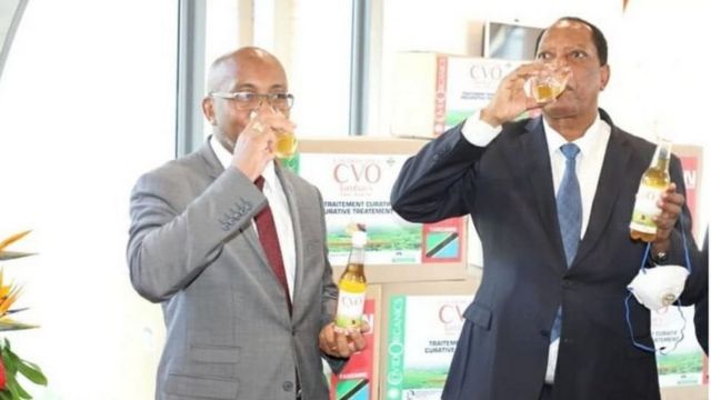 Waziri wa mambo ya nje waTanzania Palamagamba Kabudi (kulia) akionja dawa ya miti shamba kutoka Madagascar