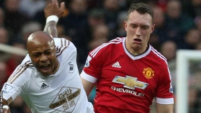 Phil Jones de Manchester United est de retour dans le groupe après une blessure