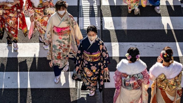 Mulheres jovens usam quimonos para marcar o "Dia da maioridade" para homenagear as pessoas que completam 20 anos este ano para significar a idade adulta, em Yokohama, província de Kanagawa, em 9 de janeiro de 2023