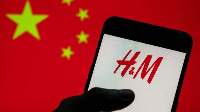 H&M ở Thượng Hải đã bị hai cơ quan quản lý của thành phố triệu tập để sửa sai sót về hình ảnh, theo Cục quản lý không gian mạng Trung Quốc.