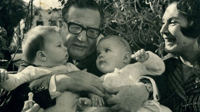Marcia Tambutti (bebé a la izq.) con Salvador Allende, otro bebé y Hortensia Bussi