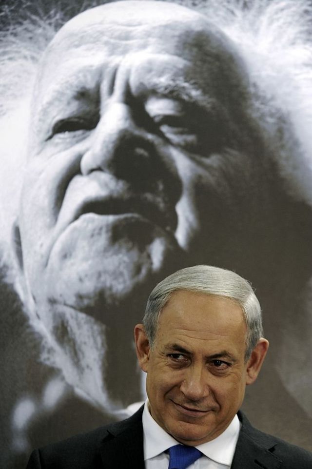 Нетаньяху на фоне портрета Давида Бен-Гуриона